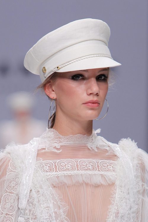 ventaja Agnes Gray Elaborar Boina lisa blanca de estilo marinero con detalle de trenza