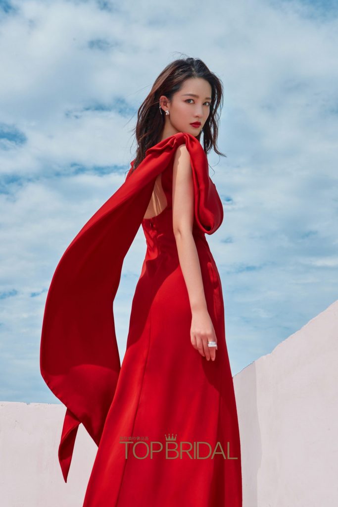 La actriz Qin en gala Día Nacional vestida de Yolancris