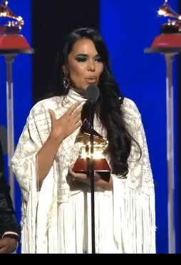 El look antibride elegido por Beatriz Luengo para los Grammy